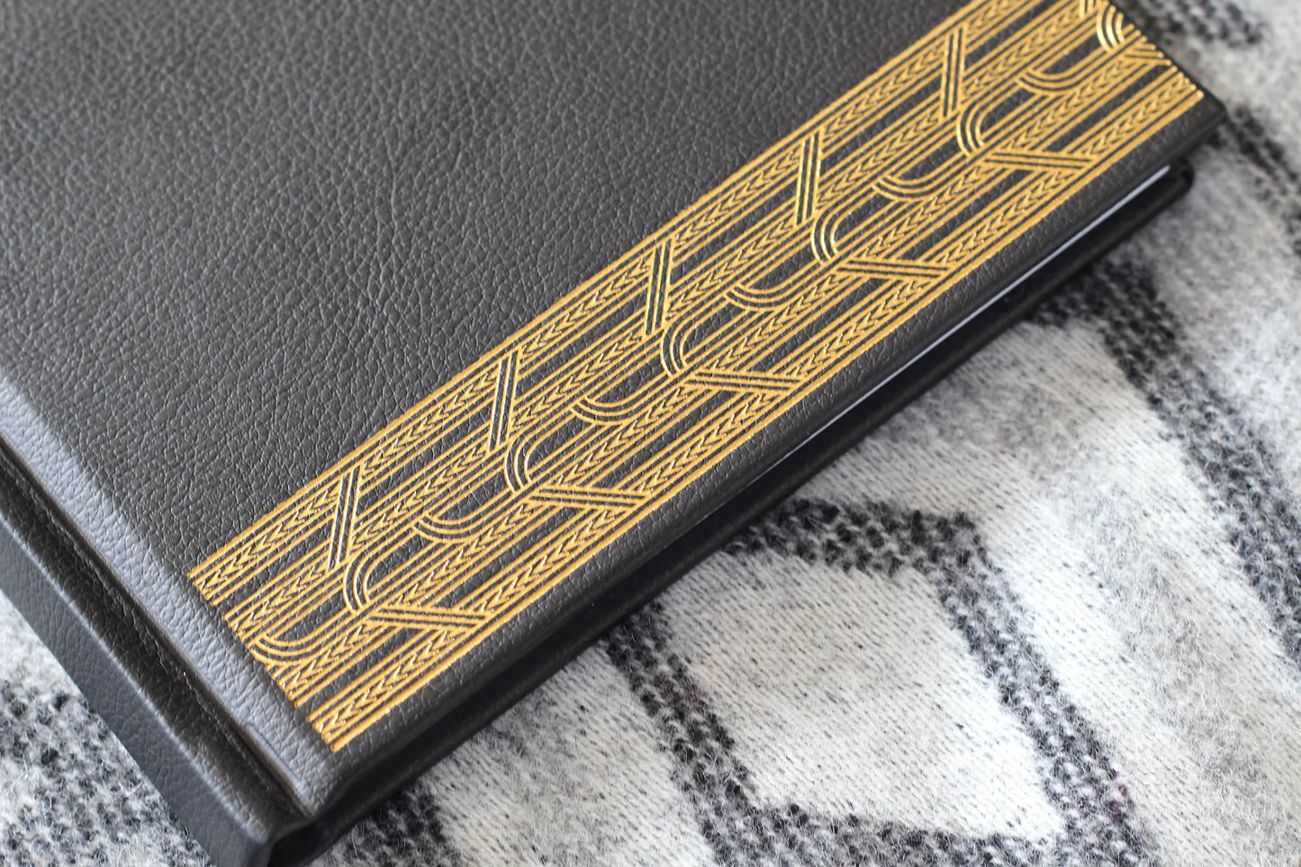 Te Ao o Pāpā - Fathers life book